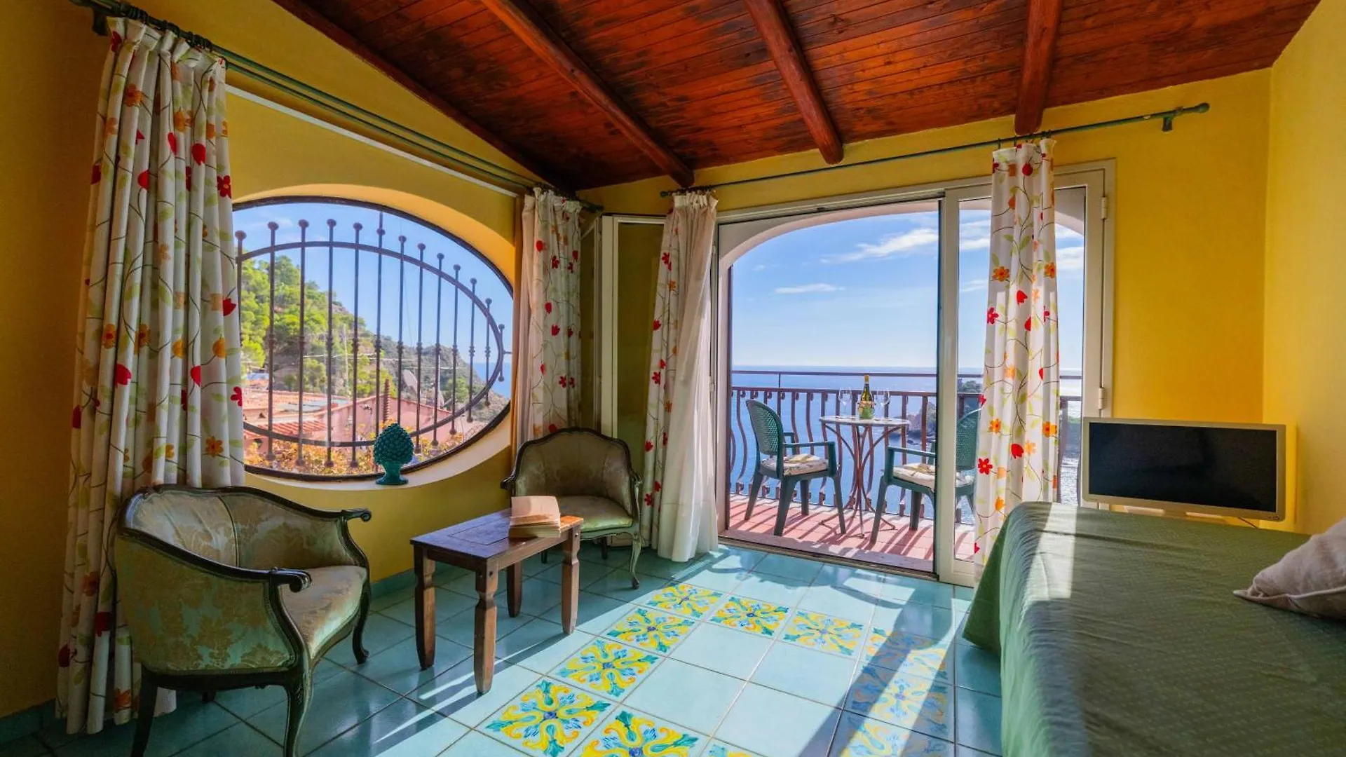 Mendolia Beach Hotel تاورمينا