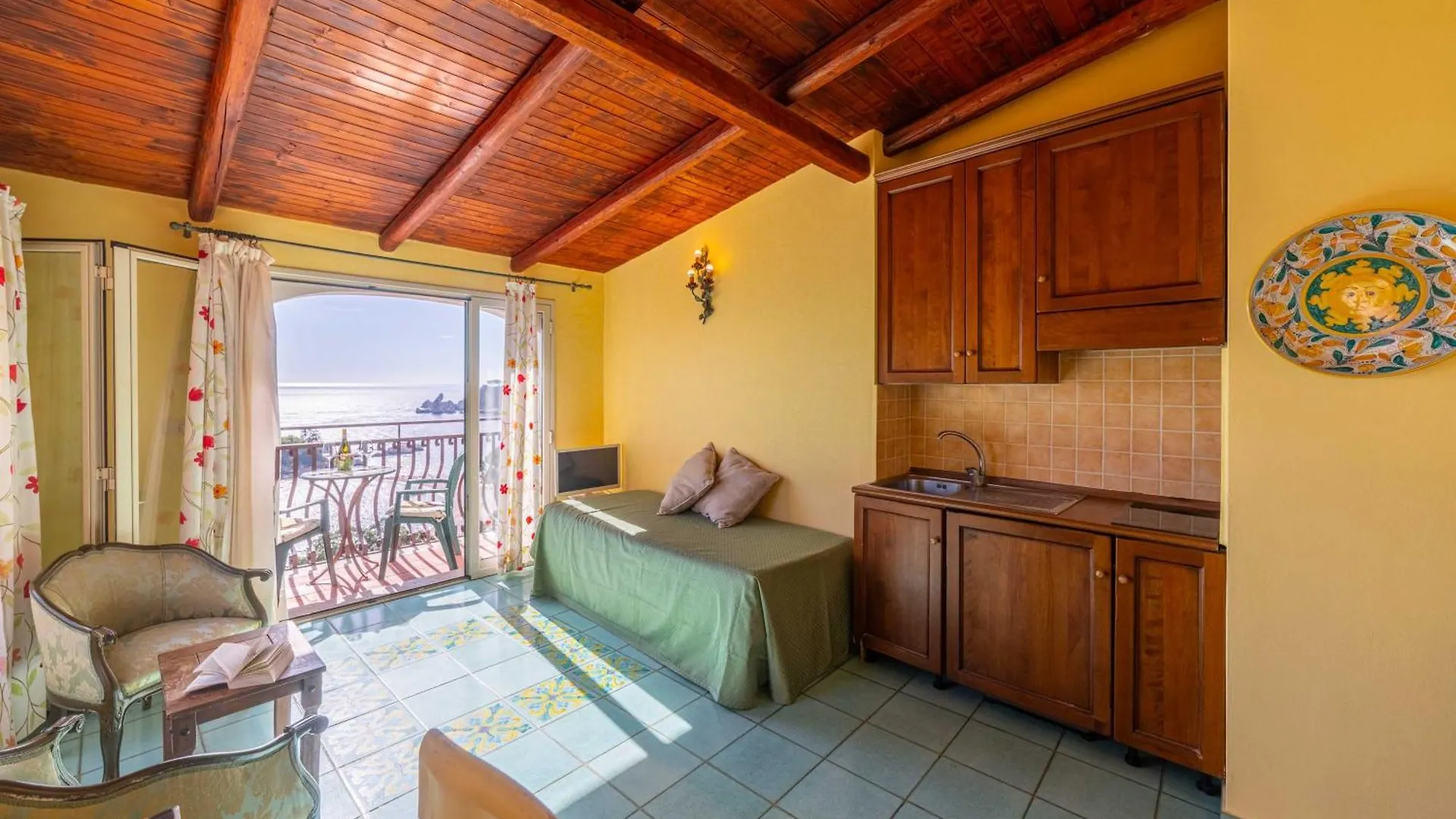 Mendolia Beach Hotel تاورمينا